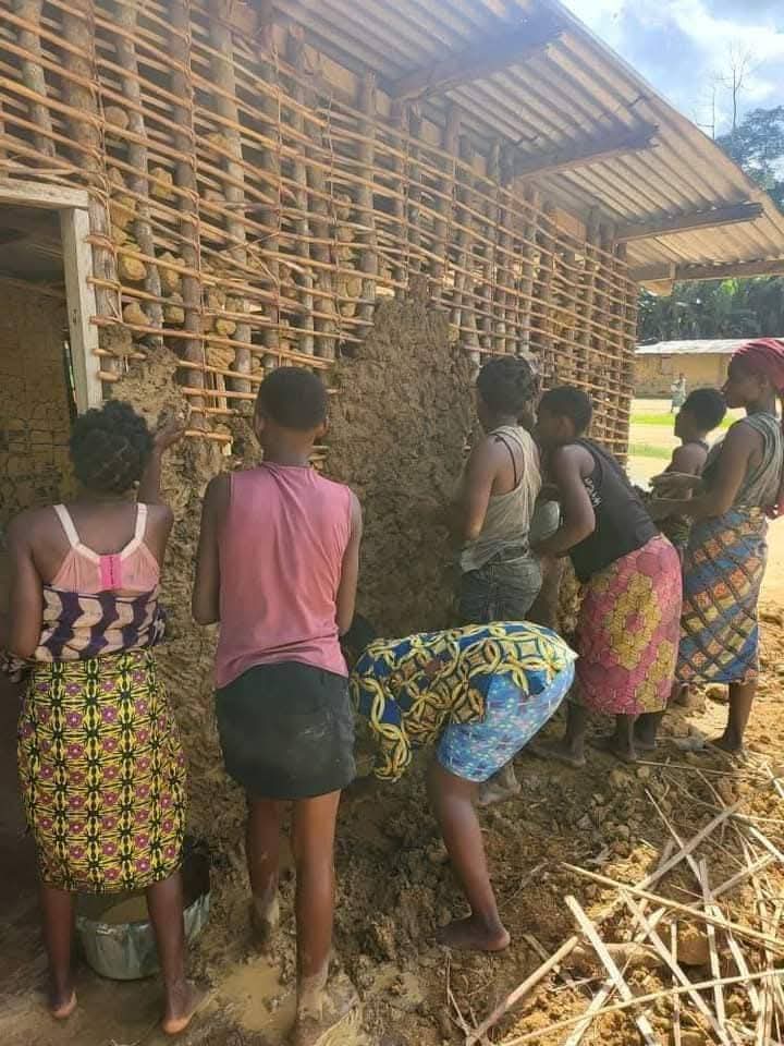 Afrique : ces femmes qui réinventent les maisons en terre pour construire l'avenir
